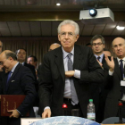Los parlamentarios aplauden a Mario Monti al final de su discurso.