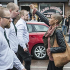 Tess Asplund, con el puño alzado frente a la marcha nazi.