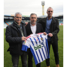 Fabri, junto a José Silvano y a Dani Mayo en la presentación como técnico de la Deportiva. l. de la mata