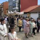 El párroco del Salvador, Arturo Cabo, lleva la custodia bajo palio. A.V.