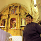 María Díaz Rodríguez es la que tiene la llave de esta iglesia del siglo XVII y ayer enseñaba el retablo que falta por restaurar.