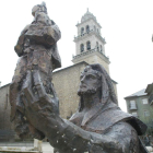 Escultura que recuerda la leyenda de la Virgen de la Encina, a los pies de la Basílica. L. DE LA MATA