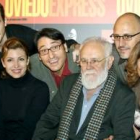 El director Gonzalo Suárez rodeado por los actores de su película «Oviedo Express»