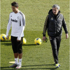 José Mourinho junto a Cristiano en un entrenamiento.