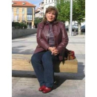 Silvia Cáceres posa sentada en la plaza de Santocildes de Astorga