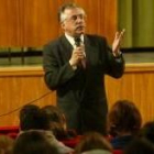El director de Diario de León, Fernando Aller, rodeado de escolares