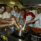 Hombres participantes en un taller de corresponsabilidad familiar en León.