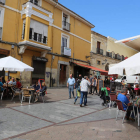 Terrazas en los bares de la llamada Plaza de las Tiendas, el corazón del Barrio Húmedo