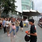 Personas, fuera de una tienda tras el terremoto en Indonesia.