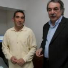 Fernando Cerezales, ayer con el secretario comarcal del PSOE