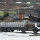 Dos camiones entran al lavadero de Uminsa en Fabero.