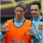 Fernando Torres, junto a Juanfran, en un entrenamiento de la selección española.