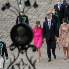 Los reyes, la princesa Leonor, la infanta Sofía y el resto de autoridades en la plaza del Obradoiro. BALLESTEROS