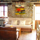 En las imágenes puede verse buena parte   de la casa, encabezada por la estancia principal interior y el típico corredor berciano que decora su fachada.