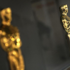 Imagen de dos estatuillas de los premios Oscar