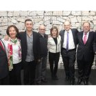 Berlanga y Antolín de Cela, flanqueando al grupo de insignes homenajeados ayer en De Floriana con motivo del día del Gil.