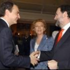 Mariano Rajoy y José Luis Rodríguez Zapatero se saludan en presencia de Luisa Fernanda Rudi