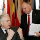 Barnier y el irlandés Dermot Ahern, en la reunión de Luxemburgo