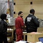 Ibar abandona la sala del tribunal del condado de Broward.  CARDENAS