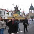 Un momento de la procesión del santo abad por Puerta de Rey