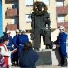Un grupo de mineros, junto con el párroco y los feligreses, realizaron la ofrenda floral