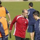 Los jugadores de la Cultural y su entrenador Alberto Monteagudo están a la expectativa.