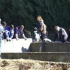 Los técnicos continuaban ayer vaciando el pozo donde apareció Dónovan en busca de más restos