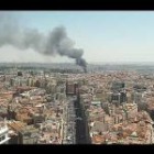 Una subestación de Unión Fenosa se ha incendiado en el centro de Madrid, en la calle Alameda. El humo era visible a gran distancia.