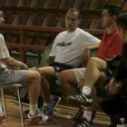 Juanín conversa con el cuerpo técnico del Ademar en su último día con el equipo, a finales de mayo