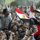 Los manifestantes protestan en la plaza de Tahrir para mostrar su ira por la sentencia.