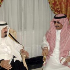 El rey Saudí, Abdulá bin Abdelaziz, junto al príncipe que recibió el ataque, Mohamed bin Nayef.