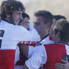 Los jugadores arlequinados celebran uno de sus goles.