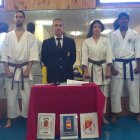 Manuel Ortega junto a los alumnos que mejoraron su nivel.