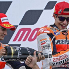 Marc Márquez y Dani Pedrosa, primero y segundo en el GP de Alemania, celabran su triunfo en el podio de Sachsenring.