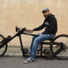 El ebanista Ricardo Velilla, montado en su elegante ‘Graceland’, una de las ‘bicicletas de autor’ que crea en su taller de San Andrés del Rabanedo aunando madera y metal.