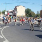 El grupo de cicloturistas entra en una rotonda durante la marcha de ayer.