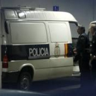 Dos agentes de la policía se disponen a introducir en los Juzgados de León a Servando G. G.