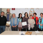 Salvadores, (2 i), y Fernández, (5 d), junto a los familiares de Maite Almanza, una representante de los hoteles, Alonso, Rojo y Lago.