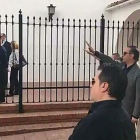 Un grupo de hombres con el brazo en alto han entonado el himno falangista para despedir a Utrera Molina.