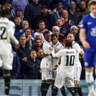 Rodrygo celebra junto a sus compañeros el primer gol del brasileño en el partido. Luego haría otro más al Chelsea. TOLGAAKMEN