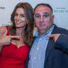 Cindy Crawford y el cocinero español José Andrés, ayer en un acto celebrado en Miami. GIORGO VERA