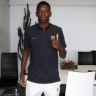 Dembélé posa en las oficinas del Camp Nou