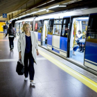 La alcaldesa de Madrid Manuela Carmena viajando en Metro Madrid.