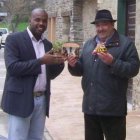 El alcalde colombiano de Balboa de Cauca y Monteserín con regalos