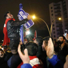 Partidarios de Erdogan arrancan el letrero de una calle llamada Holanda en Ankara. TUMAY BERKIN