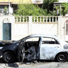 Imagen de un coche en un barrio de Damasco tras la explosión de una bomba-lapa.