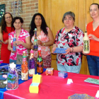 Cinco de las mujeres anticrisis posan durante la exposición de manualidades que organizaron.