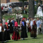 La Virgen desfila por la campa de su santuario.