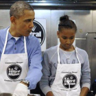 La familia Obama realiza labores de voluntariado durante el día de Martín Luther King.