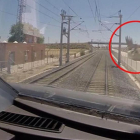 Captura de imagen de una grabación de vídeo instalada en un tren AVE . La flecha roja muestra un pájaro momentos antes de la colisión.